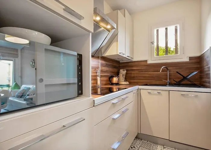 Petite En Bord De Agde