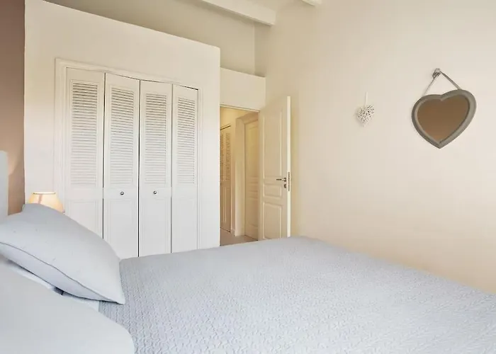 Petite En Bord De Agde