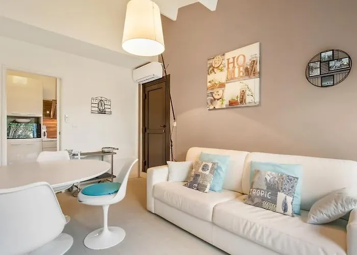 Petite En Bord De 阿格德